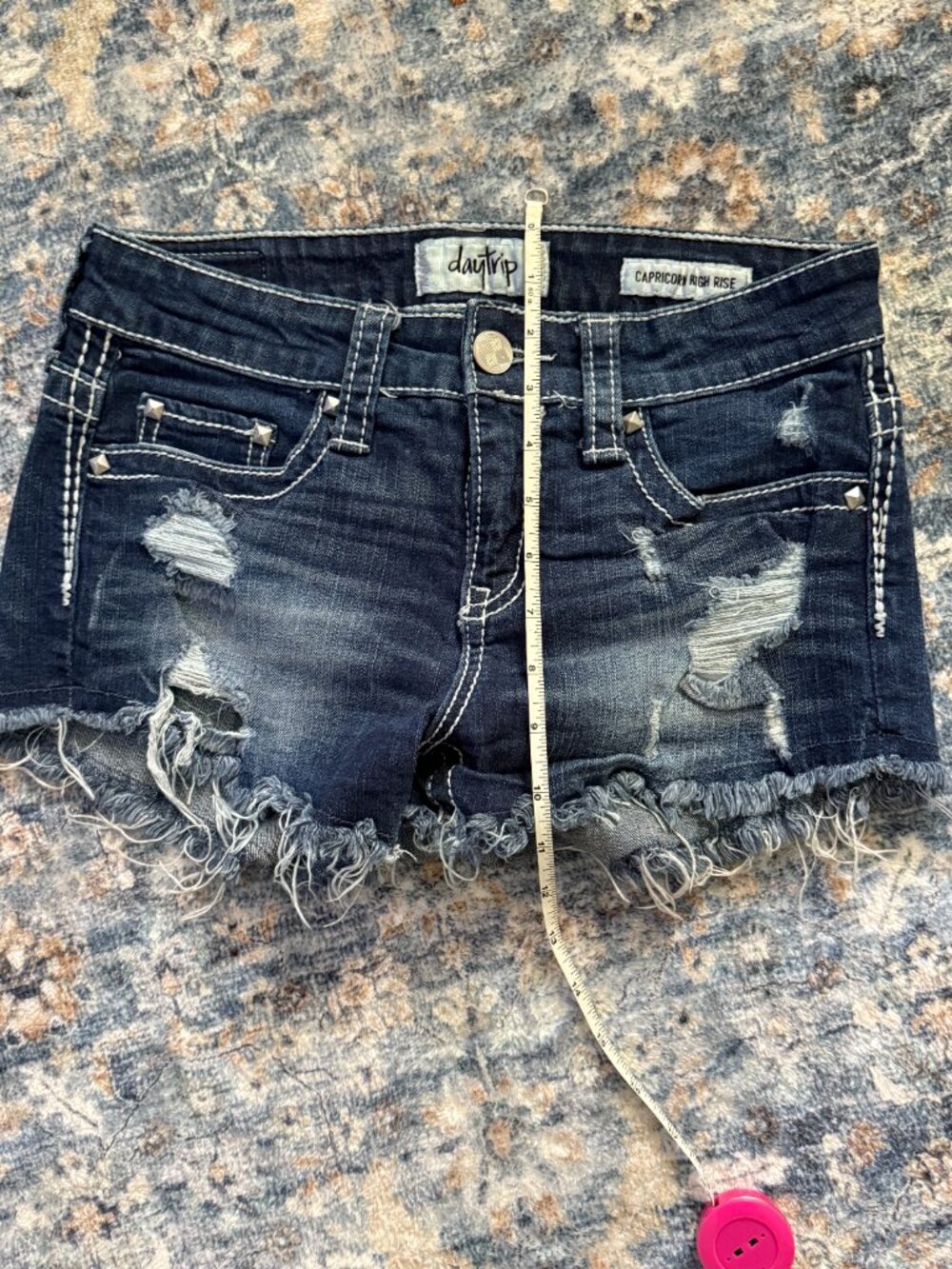 Daytrip Capricorn High Rise Distressed Cutoff Denim Shorts Studded Size 25 - Picture 6 of 6